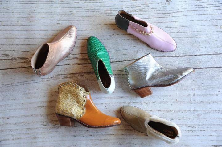 Miki & Choya, botas y loafers diferentes